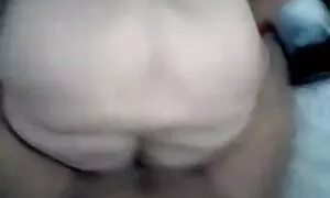 大きな黒いコックは白いマンデにバースト 女性 用 の エロ 動画