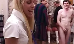 足を広げて毛布の下に横たわっている女の子 無料 アダルト 動画 女性 用