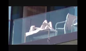 若い男は女の子を運転し、セックスのために彼女と離婚した 無料 女性 用 アダルト 動画