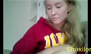 路上で裸で歩いている剃毛された膣を持つモデルの写真 女子 用 アダルト 動画